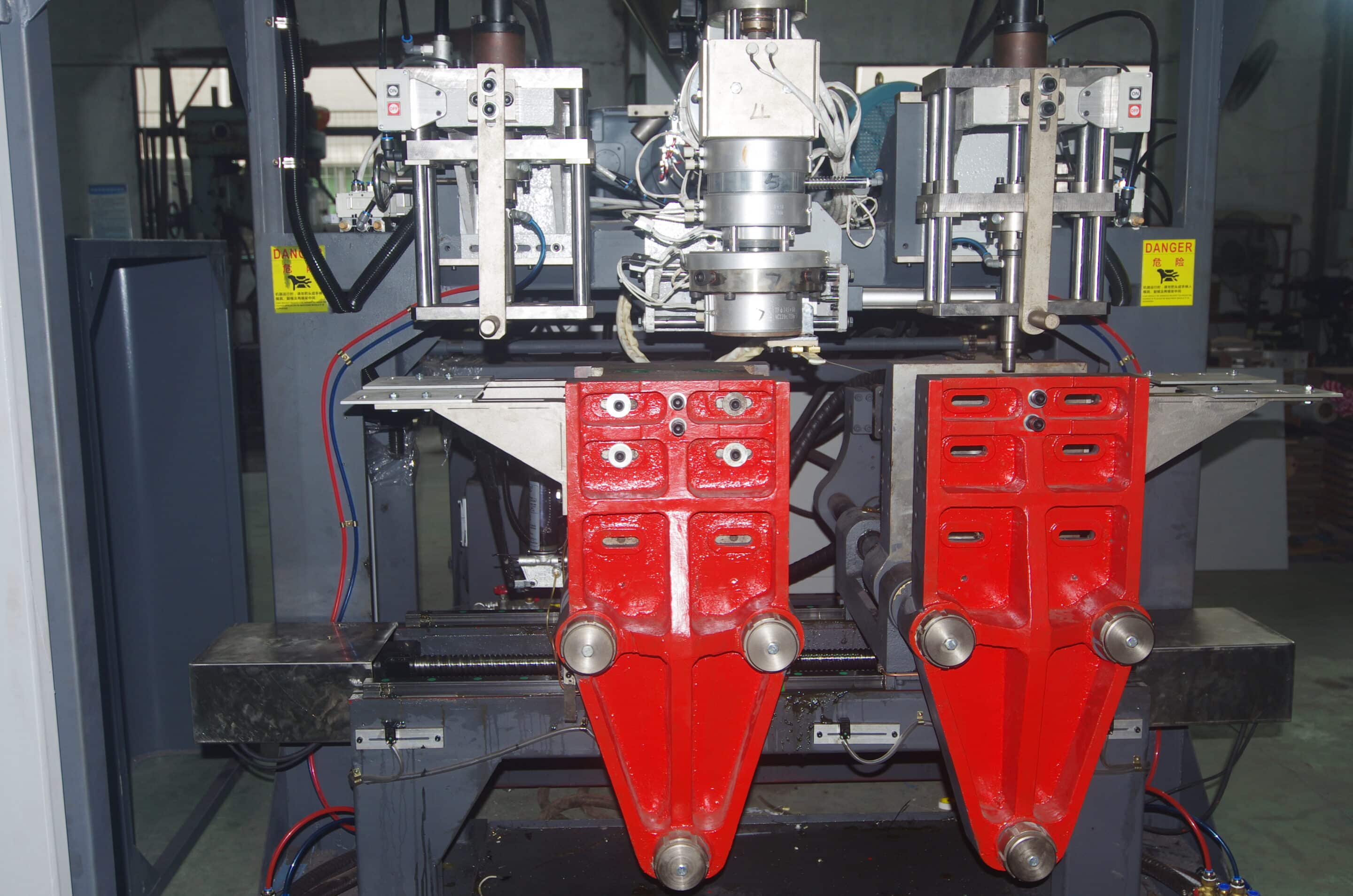 Dual mold carrier faces aligned under central die head with upper cutting modules