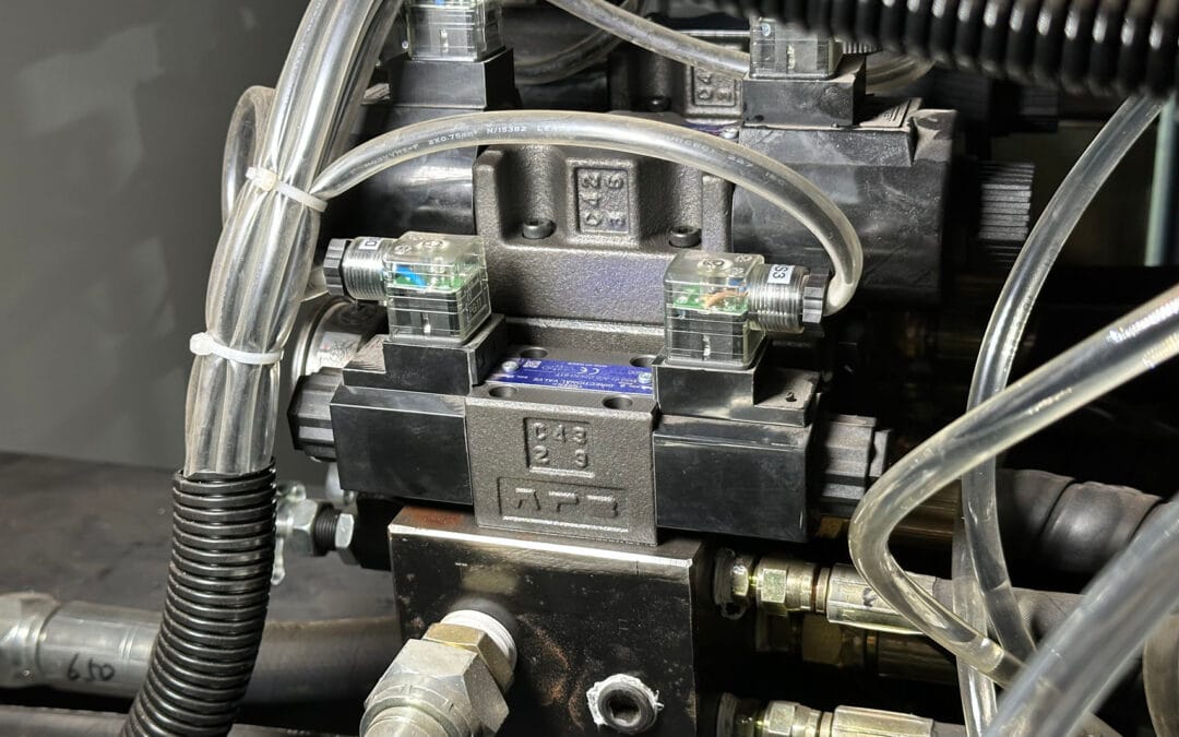 Emballage PET de haute précision : Moulage par soufflage mono-étage vs bi-étage expliqué