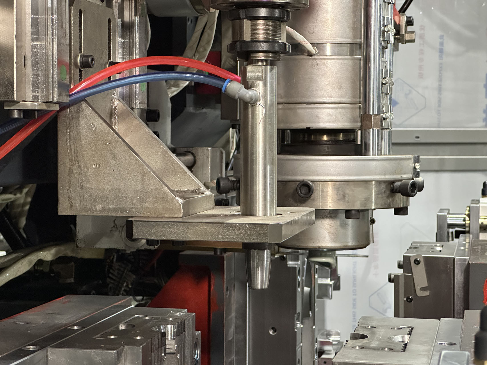 Extrusion blow molding insert pin station with air lines positioned beside die head