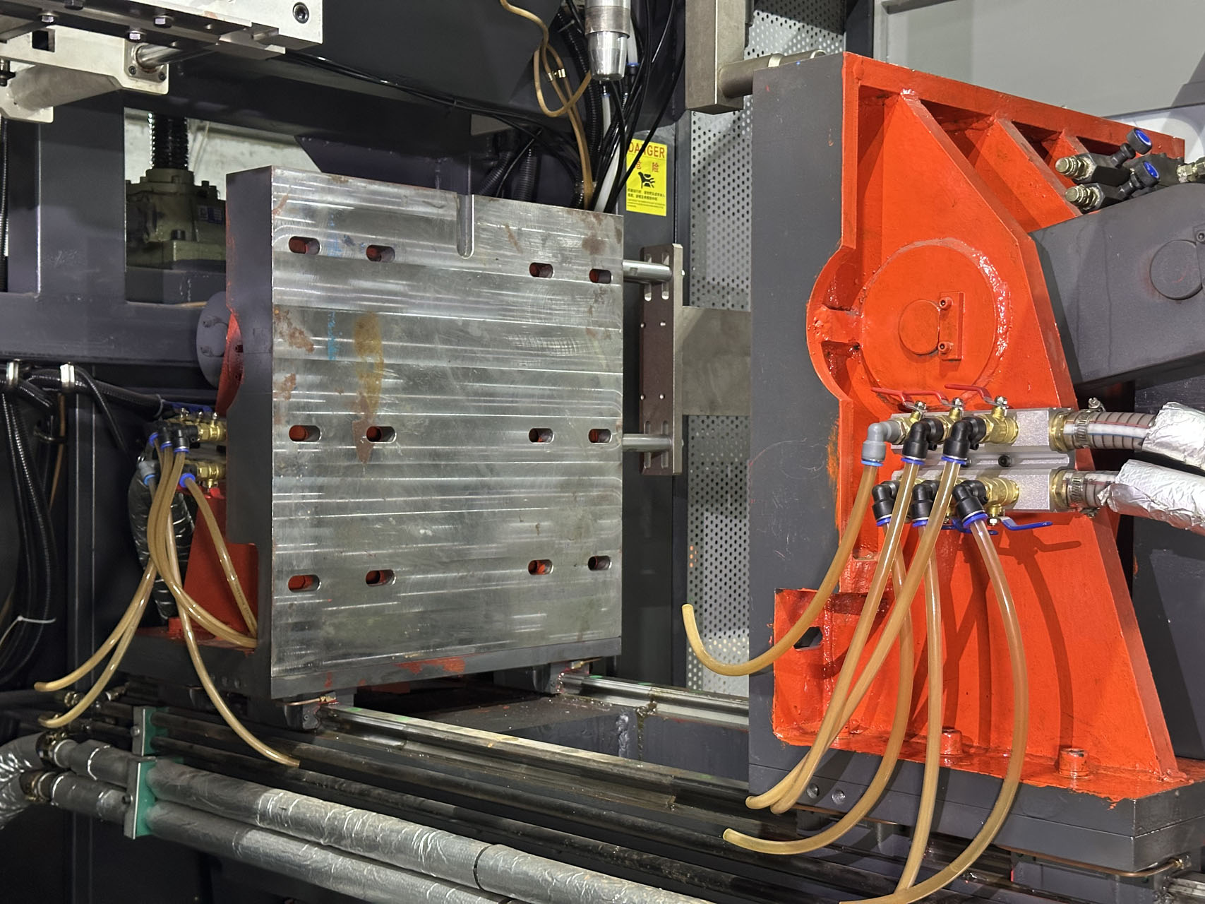 Şişirme Kalıplama Kilit Ünitesi Plakalı, Bağlantı Çubuklu ve Soğutma Hortumlu Ekstrüzyon Şişirme Makinesi Kilit Ünitesi