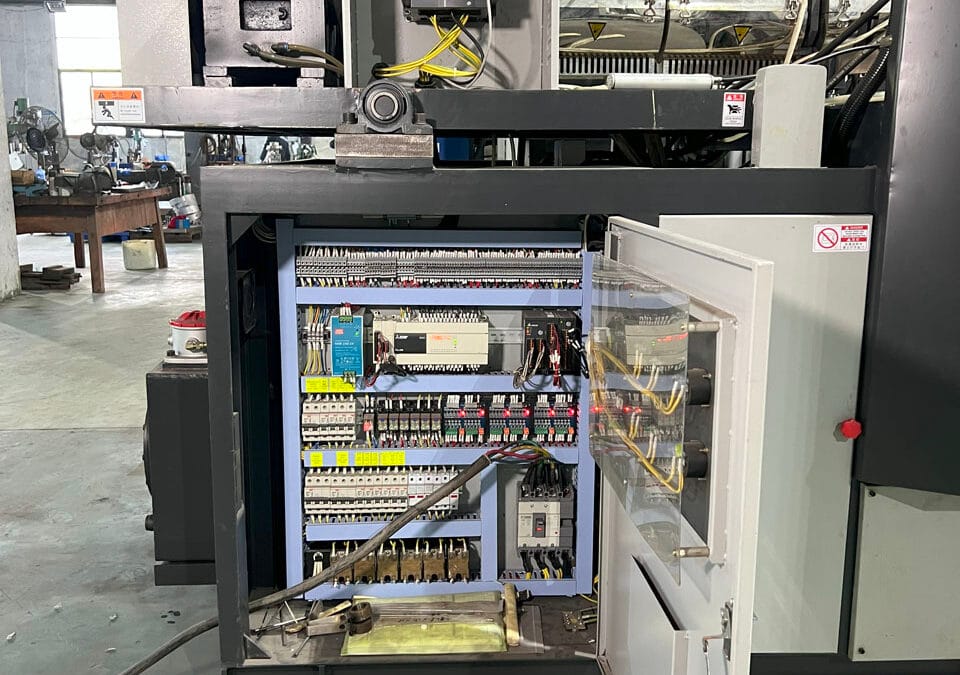 Moulage par Soufflage en Salle Blanche pour l'Emballage Médical et Biotechnologique : Conformité BPF et Haute Pureté