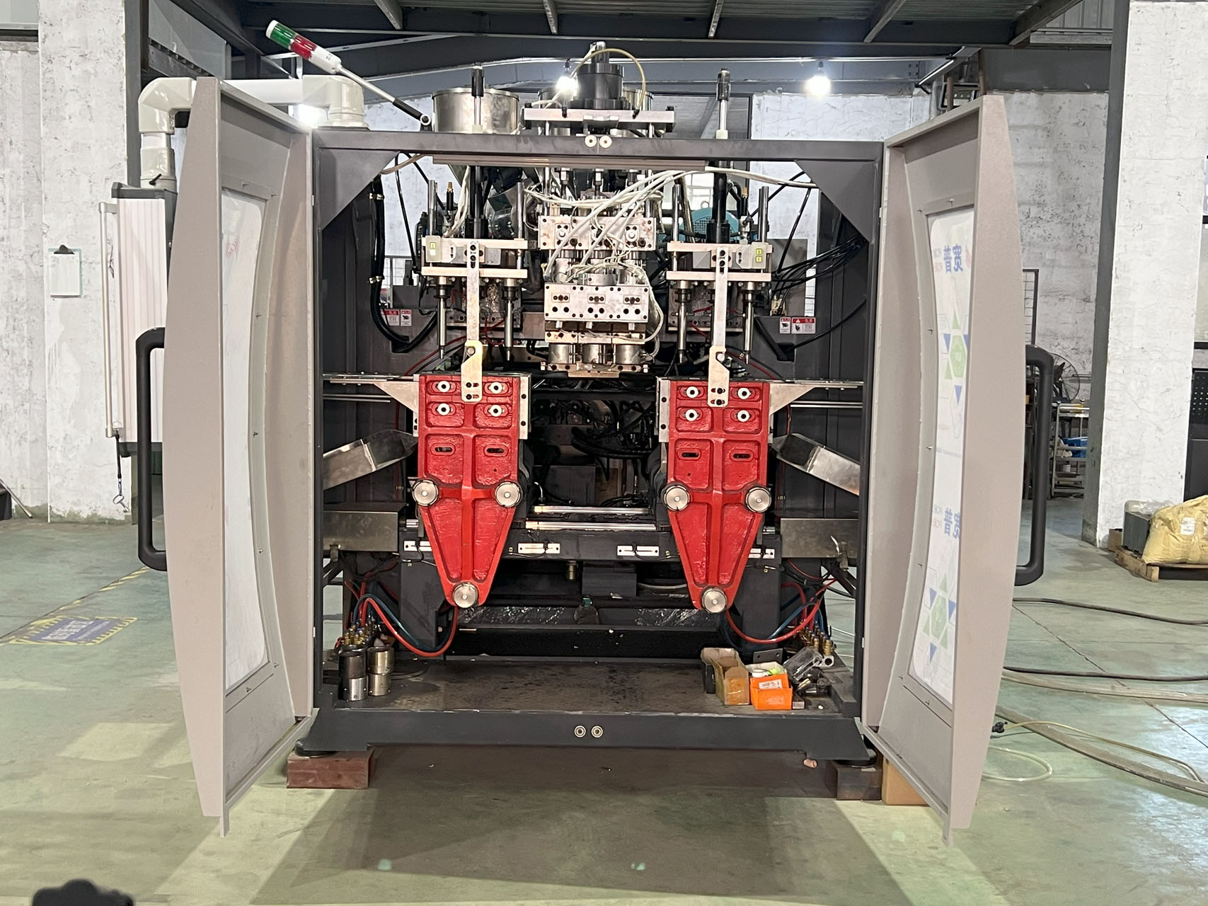 LEKA Machinery direct-clamp extrusion blow molding machine interior Inside LEKA Machinery direct-clamp extrusion blow molding machine forming station.