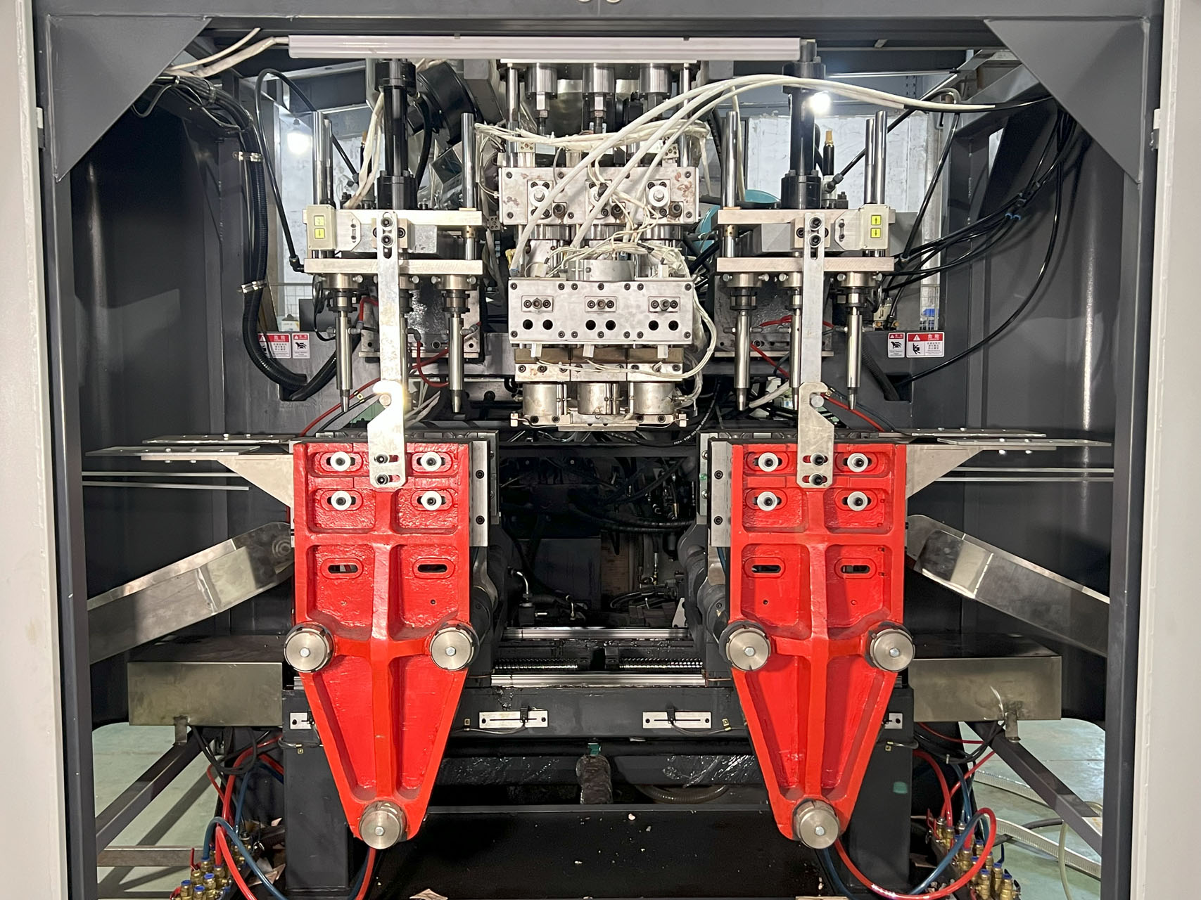 Внутренний вид прямо-зажимной машины для экструзионно-выдувного формования LEKA Machinery Внутри формовочной станции прямо-зажимной машины для экструзионно-выдувного формования LEKA Machinery.