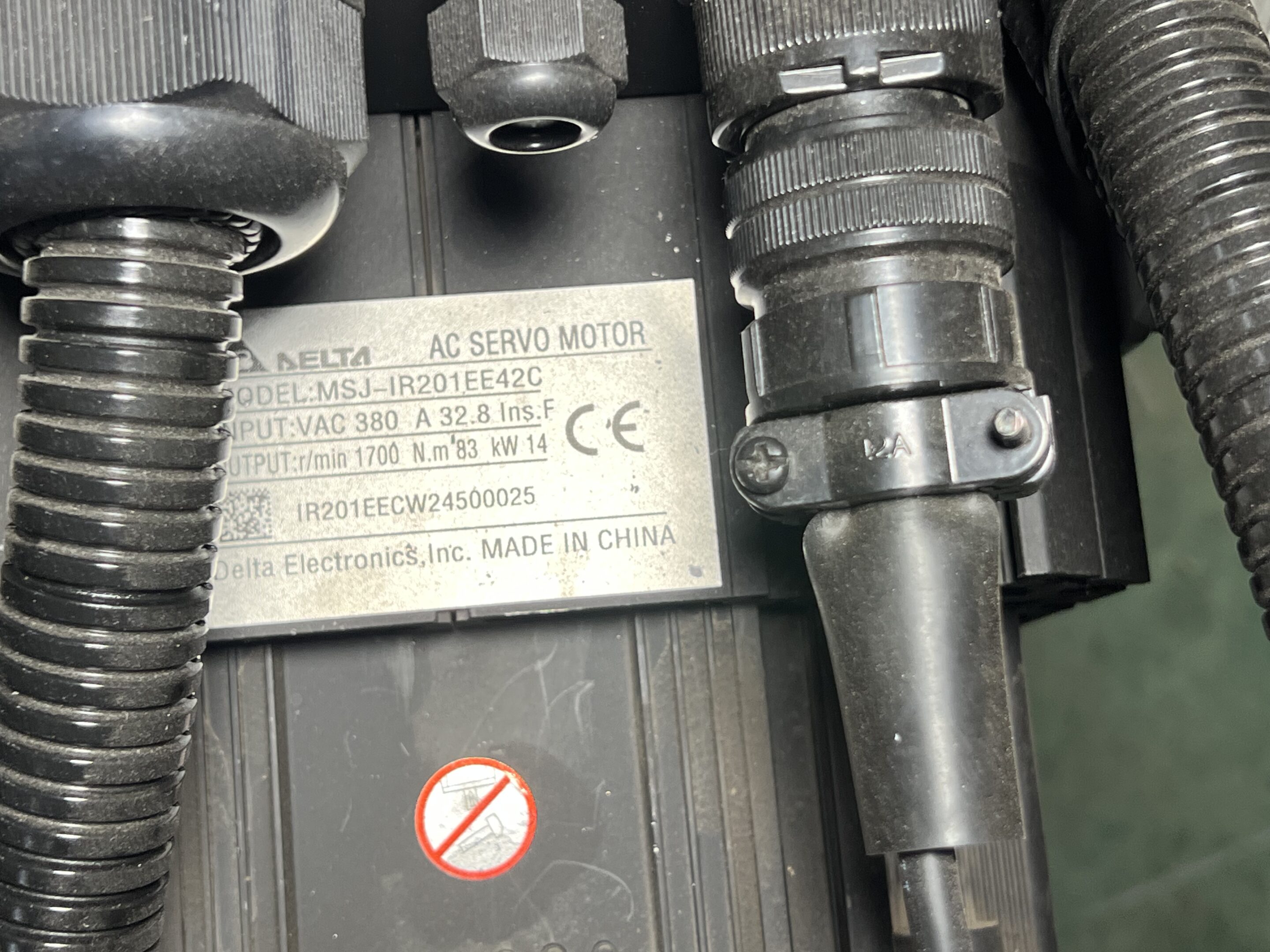 Delta AC servo motor nameplate showing specifications and CE certification mark (ID#4)
