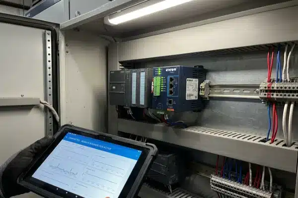 Industrial VPN router for remote diagnostics in all-electric blow molding machines (ID#2)