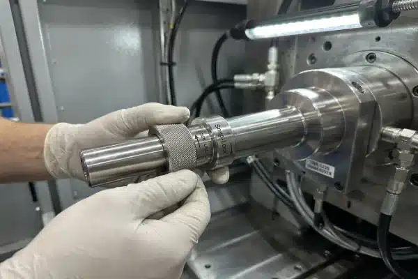 Tool-less snap-lock blow pin assembly for rapid maintenance and quick changeover efficiency (ID#4)