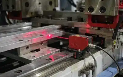 Comment puis-je vérifier que le mécanisme de déplacement du moule d'une machine de moulage par extrusion-soufflage entièrement électrique est fluide et sans vibrations ?