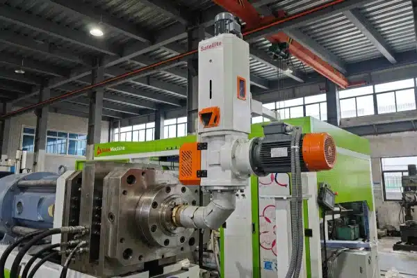 Satellite extruder with synchronous servo motor (ID#2)