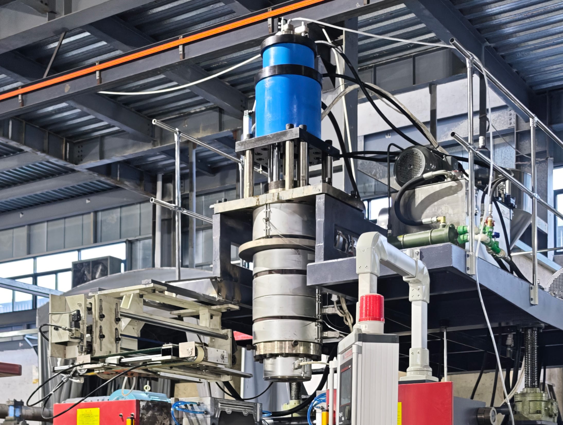 Accumulator head extrusion blow molding machine for drums and large containers