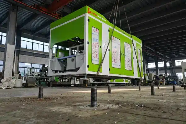 Using a crane for stable and precise unloading of electric blow molding machines (ID#3)